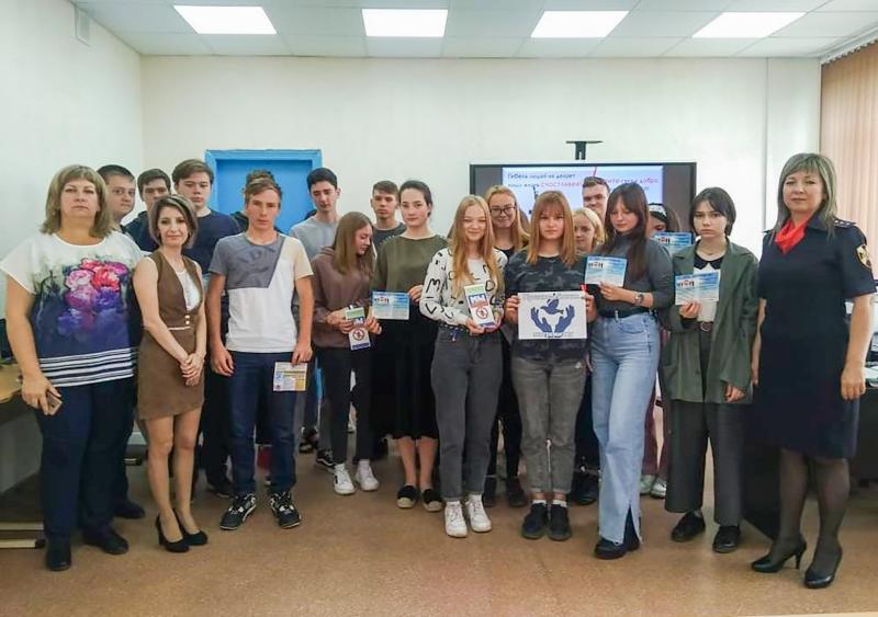 На Ставрополье росгвардейцы провели тематический урок для студентов зеленокумского техникума