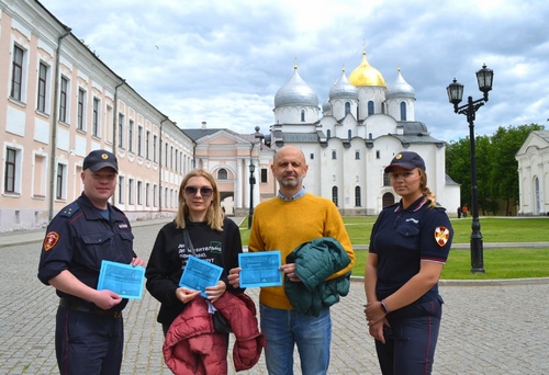 В Великом Новгороде сотрудники вневедомственной охраны Росгвардии провели разъяснительную работу с гражданами