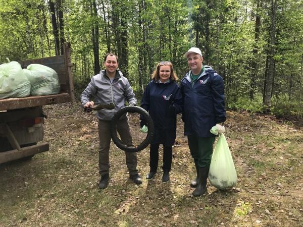 «Лесу – да! Свалкам – нет!»: Народный фронт в Коми организовал уборку мусора и посадку деревьев в лесу Корткеросского района