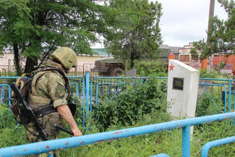 Военнослужащие Росгвардии оказали помощь в благоустройстве кладбища в Чеченской Республике
