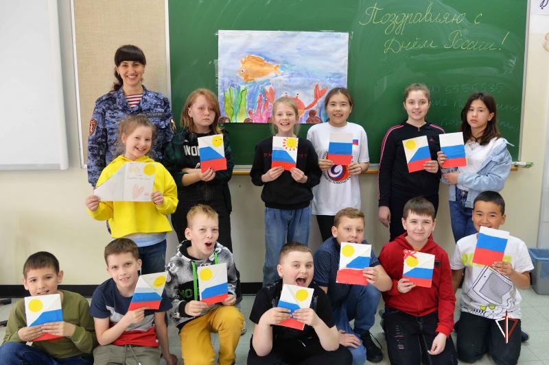 На Ямале сотрудники Росгвардии вместе со школьниками изготовили открытки ко Дню России