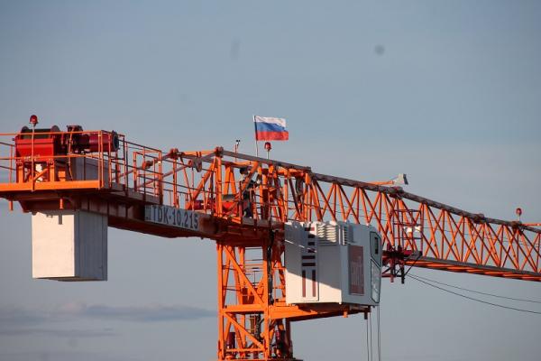 В Коми в честь Дня России триколоры появились на самых высоких башенных кранах