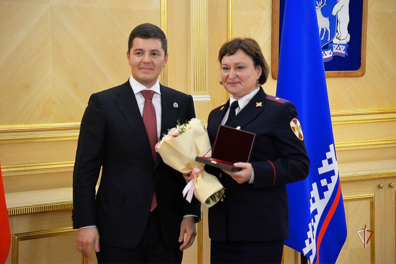 Губернатор Ямала вручил медаль офицеру Росгвардии в честь Дня России