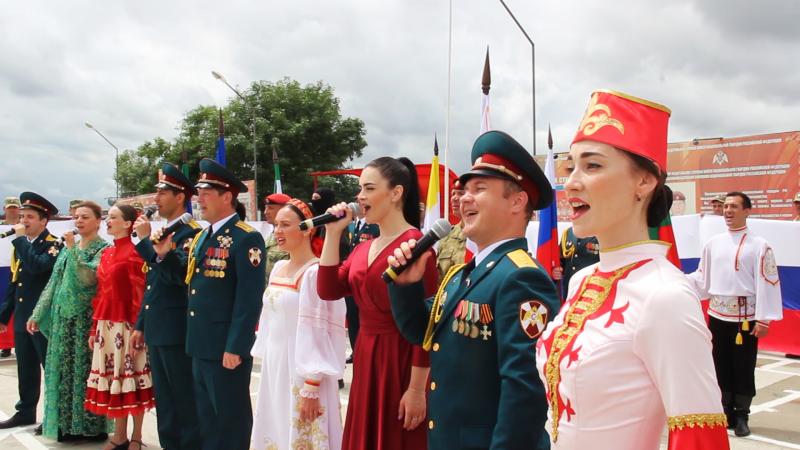 Военнослужащие и сотрудники Росгвардии приняли участие в литературно-музыкальной композиции «С праздником страна!»