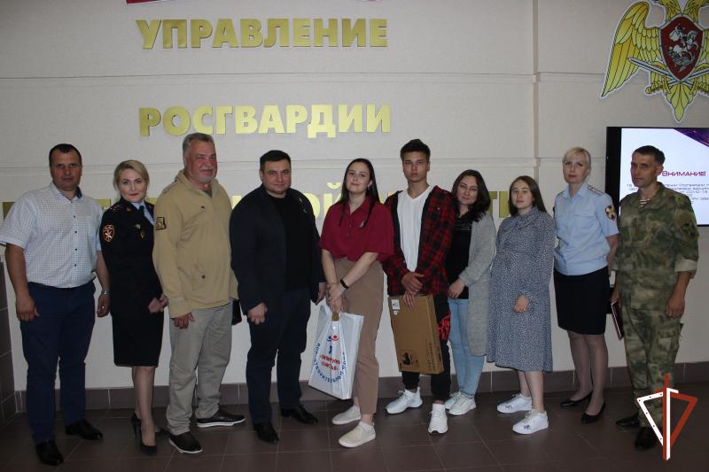 В Челябинске президент благотворительного фонда «Защитник счастья» встретился с семьями погибших при исполнении сотрудников Росгвардии