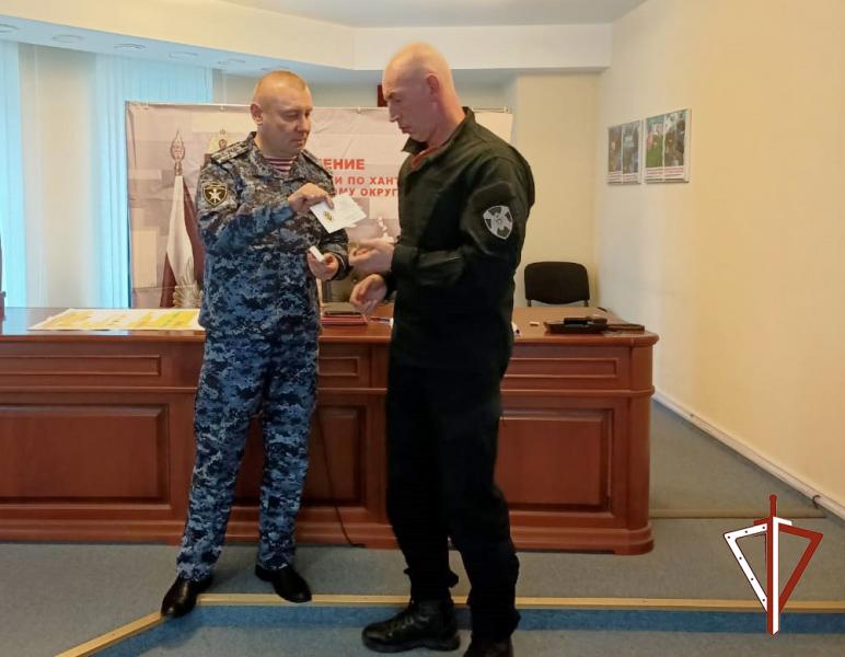 В Югре командиру СОБР Сургута вручен нагрудный знак «Участник
боевых действий»