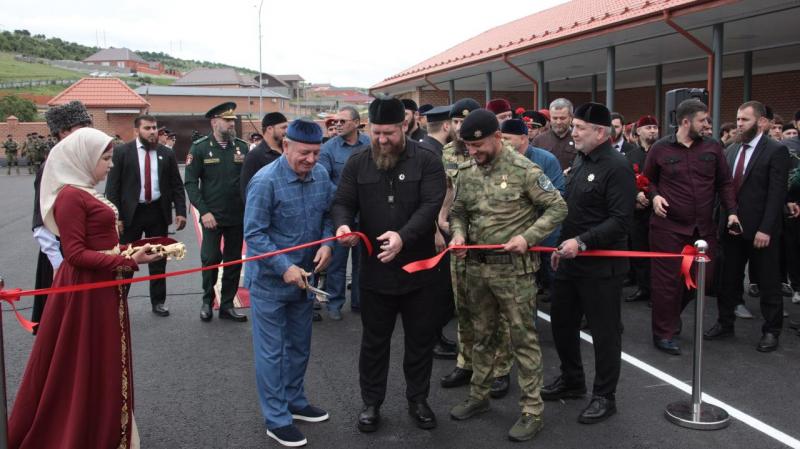 Начальник чеченского Управления Росгвардии принял участие в
открытии центра военно-патриотического воспитания «Ахмат»