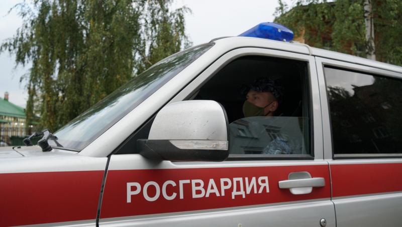 Кировские росгвардейцы задержали подозреваемых в умышленном повреждении имущества