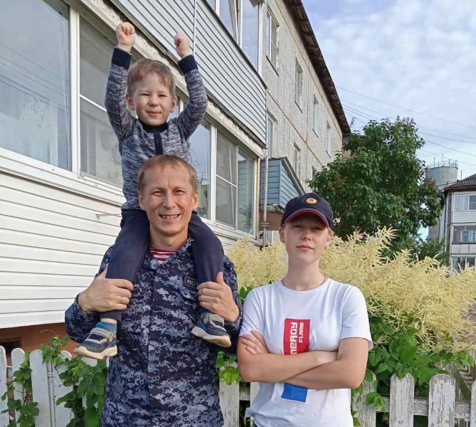 К акции "Мой папа - защитник" присоединились сын и дочь лейтенанта полиции Владимира Сарычева.