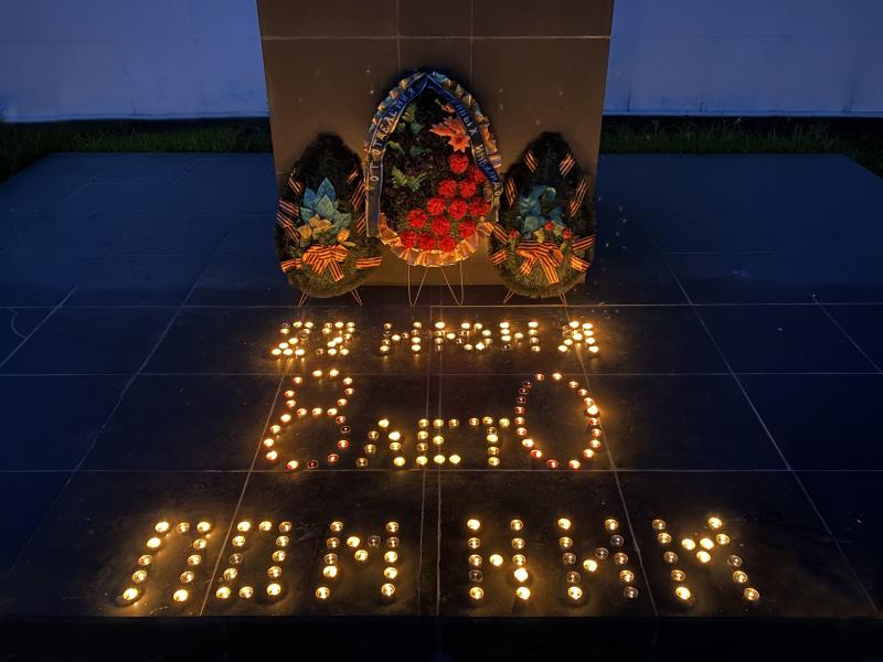 Военнослужащие Росгвардии зажгли свечи памяти у мемориала в Грозном