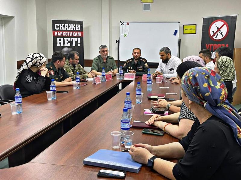 В Грозном росгвардейцы приняли участие в круглом столе, приуроченном к Международному дню борьбы с наркоманией.