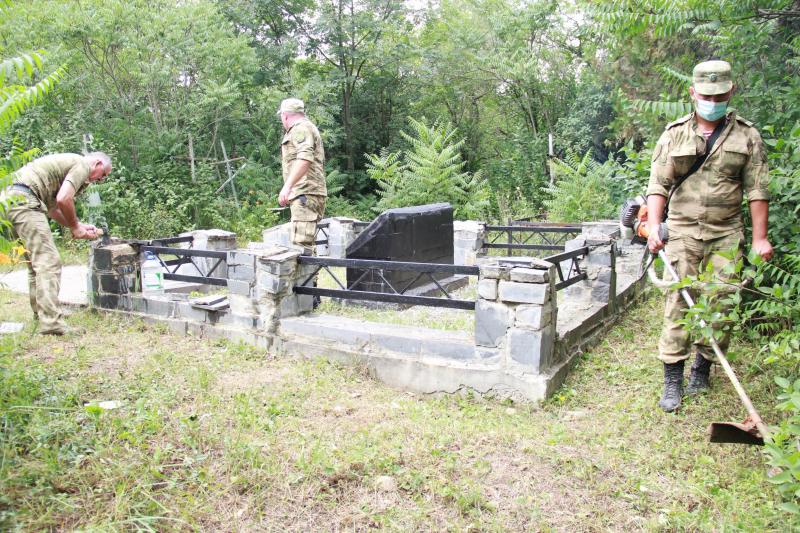 В Чеченской Республике военнослужащие Росгвардии благоустроили братскую могилу погибших в годы Великой Отечественной войны