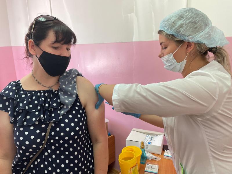 Почти 100 преподавателей и сотрудников ХГУ поставили прививку в один день