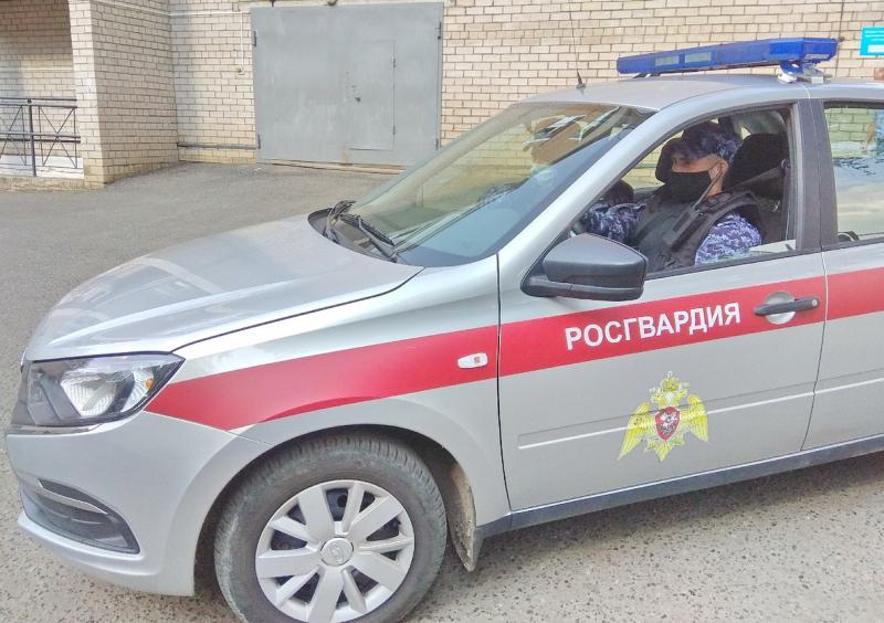 В Кирове росгвардейцы задержали гражданку, подозреваемую в краже