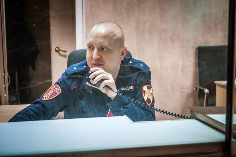 В Челябинске сотрудники Росгвардии задержали подозреваемую в причинении резаной раны сожителю