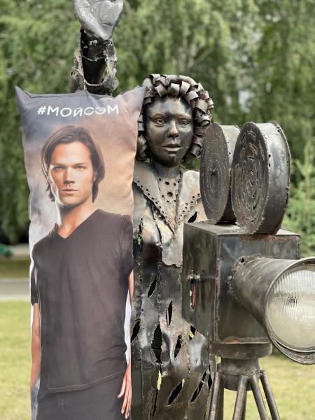 Винчестеры в Барнауле! Персонаж сериала «Сверхъестественное» был замечен у композиции «Снимается кино» на площади Свободы.