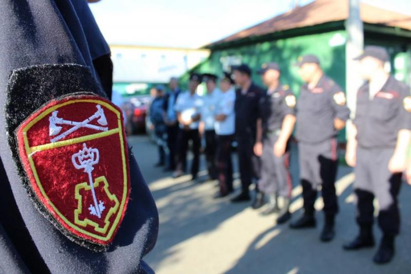 В Бугуруслане бойцы Росгвардии задержали злоумышленника за проникновение в магазин и хищение денежных средств из кассы