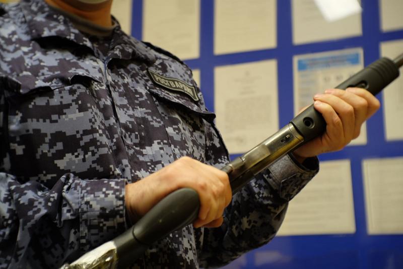 Сотрудники Росгвардии дают нарьянмарцам рекомендации по безопасному обращению с оружием