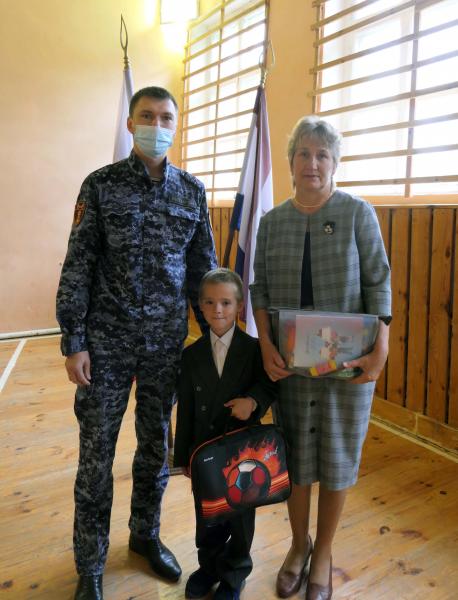 В Мордовии сотрудники вневедомственной охраны Росгвардии поздравили учеников подшефной школы с Днем знаний