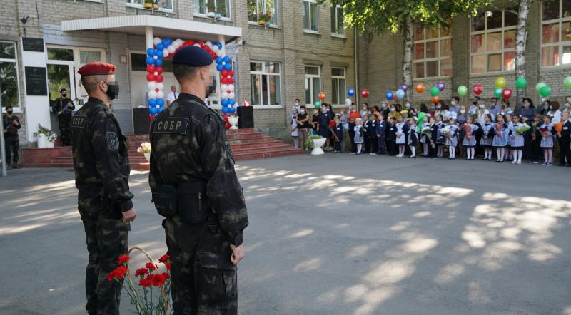 Офицеры СОБР Управления Росгвардии по Ульяновской области поздравили школьников с Днем знаний