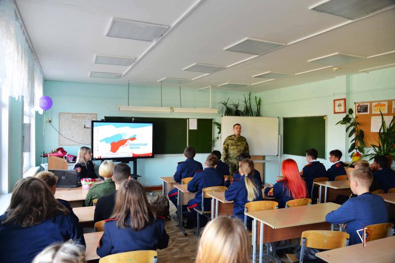 На Ямале росгвардейцы провели встречу с кадетами в рамках акции «Вместе против террора»