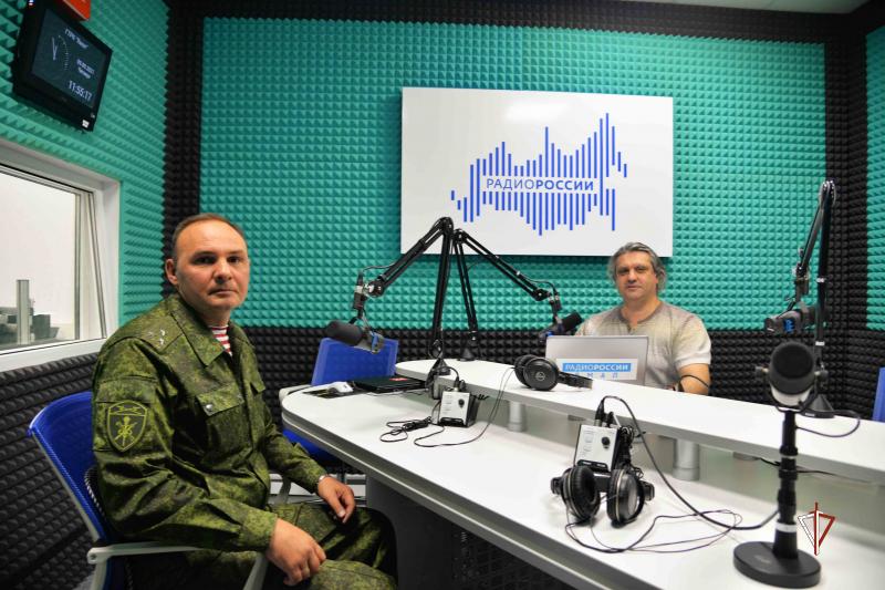 На Ямале в эфире «Радио России» офицер Росгвардии в профессиональный праздник рассказал о деятельности подразделений военно-политической работы