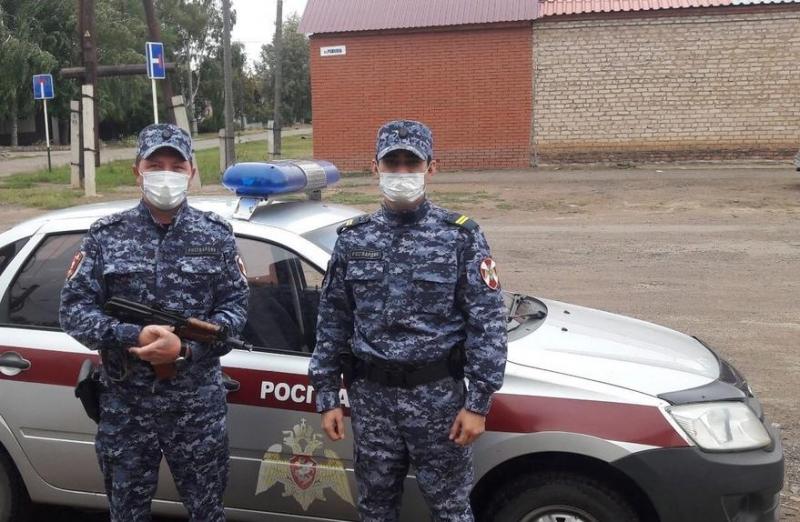 В Оренбуржье росгвардейцы оказали содействие сотрудникам полиции в задержании жительницы Самары, имевшей при себе наркотическое вещество