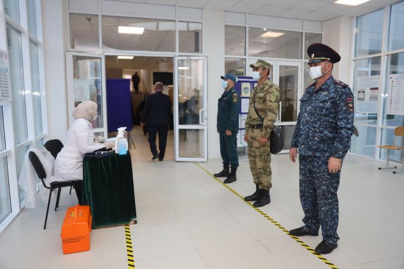 Сотрудники Росгвардии обеспечивают безопасность выборов в
Чеченской Республике