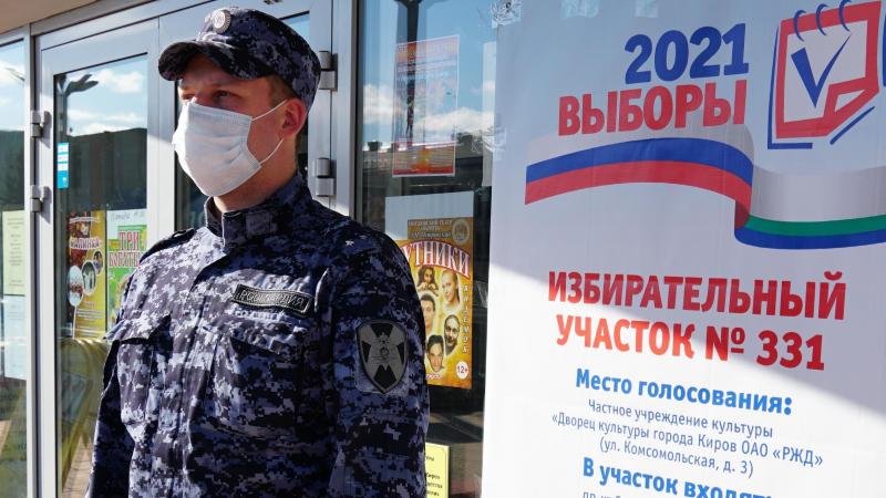 Сотрудники и военнослужащие Росгвардии обеспечили охрану общественного порядка на избирательных участках в Кировской области