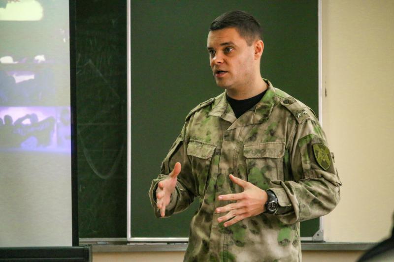 В Ставрополе офицер Росгвардии провел со студентами занятие по противодействию экстремизму и терроризму