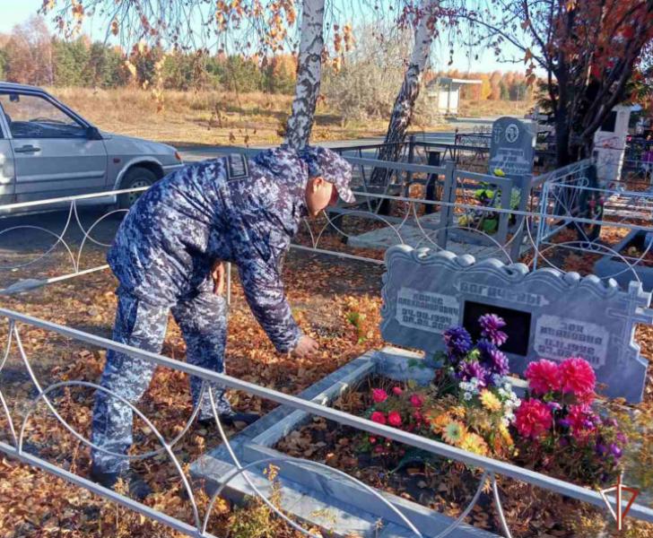 Росгвардейцы благоустроили место захоронения участника Великой Отечественной войны в Зауралье