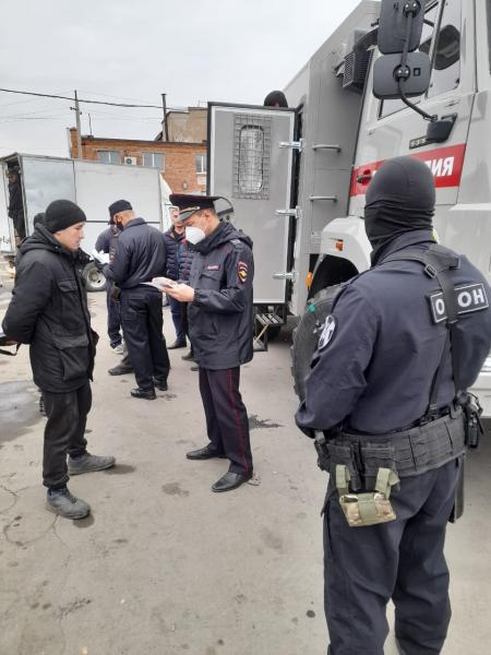 В Оренбуржье правоохранители при поддержке бойцов ОМОН провели рейд по выявлению нарушений законодательства мигрантами
