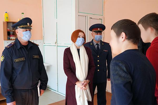 Уполномоченный по правам ребенка в Республике Дагестан Марина Ежова посетила следственный изолятор № 1