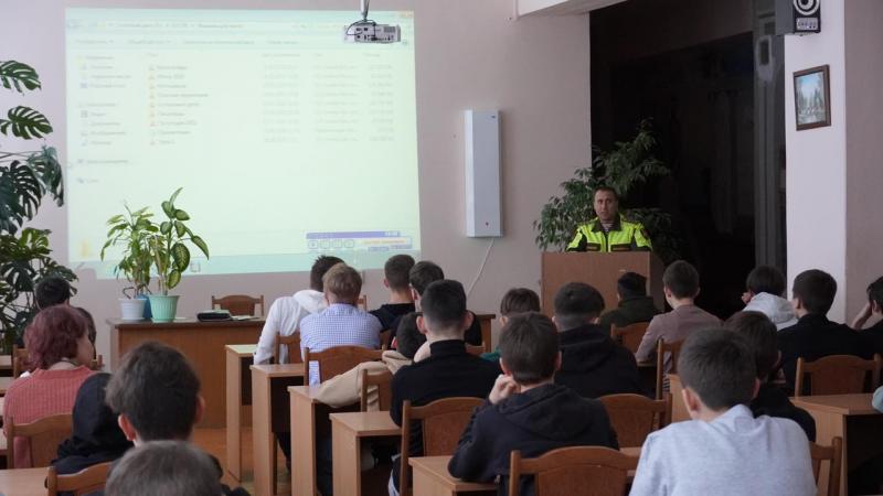 В Чувашии сотрудник военной автоинспекции Росгвардии совместно с коллегой из ГИБДД провел встречу с учениками чебоксарского колледжа