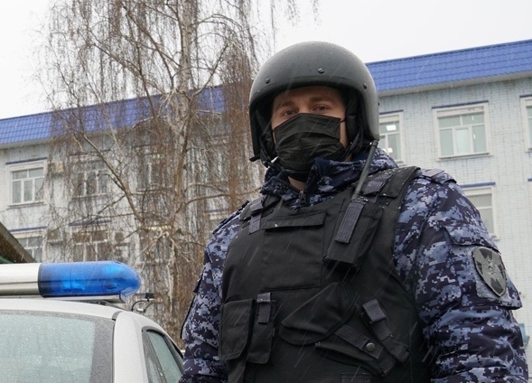 В городе Кирово-Чепецке росгвардейцы задержали гражданина, подозреваемого в грабеже и порче имущества