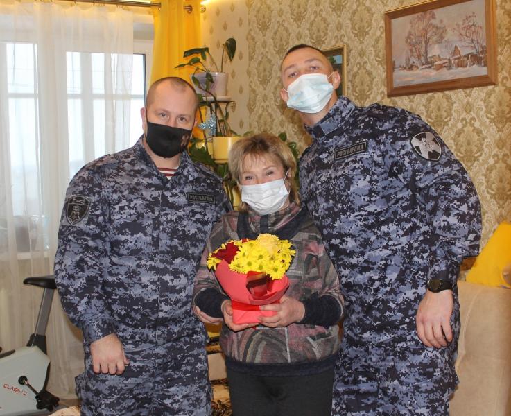 В преддверии Дня матери кировские росгвардейцы поздравили мам и жен сотрудников, которые погибли при исполнении служебных обязанностей