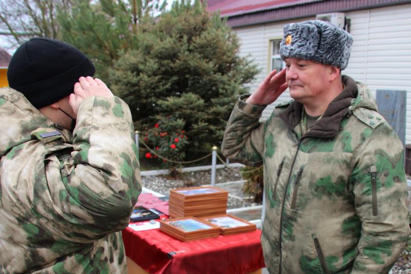 В ОГВ(с) командир московского ОМОН Росгвардии наградил отличившихся бойцов отряда