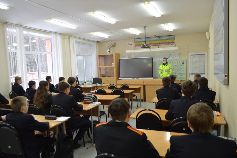 Военнослужащие ВАИ войсковой части ВНГ РФ г. Заречный рассказали школьникам о правилах дорожного движения