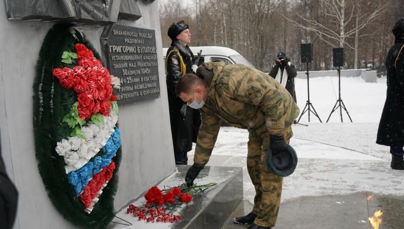В Кирове в День неизвестного солдата росгвардейцы почтили память погибших советских и российских воинов