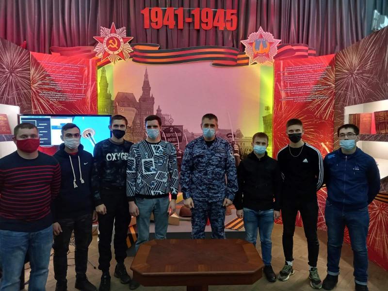 В Ульяновске сотрудники вневедомственной охраны провели патриотические мероприятия с новоиспеченными правоохранителями