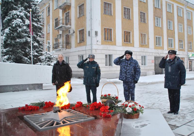 В Кирове росгвардейцы возложили цветы к Вечному огню в честь Дня Героев Отечества