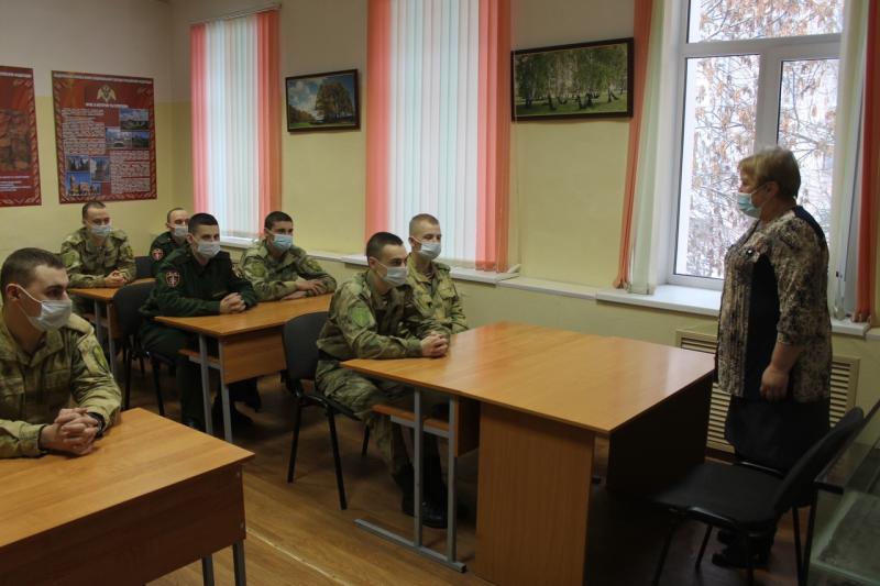 В Кирове председатель Комитета солдатских матерей познакомилась с условиями службы в воинской части Росгвардии