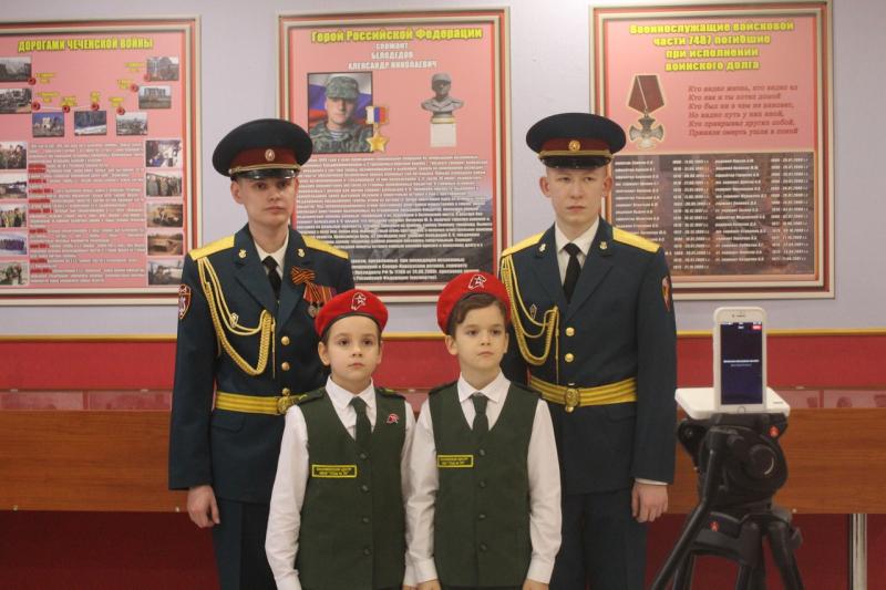 В Кирове военнослужащие Росгвардии вместе с подшефными приняли участие в он-лайн трансляции, посвященной Дню героев Отечества