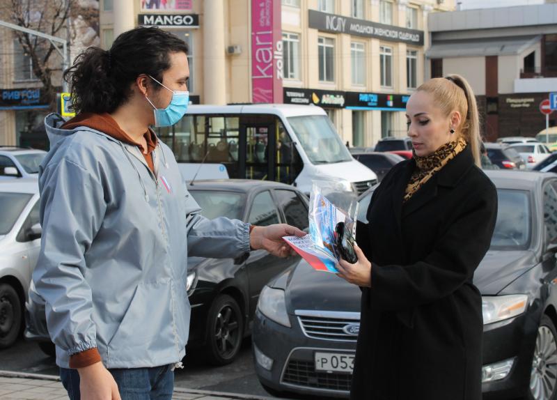Активисты Народного фронта в Кабардино-Балкарии раздали горожанам буклеты и экземпляры обновленной Конституции РФ