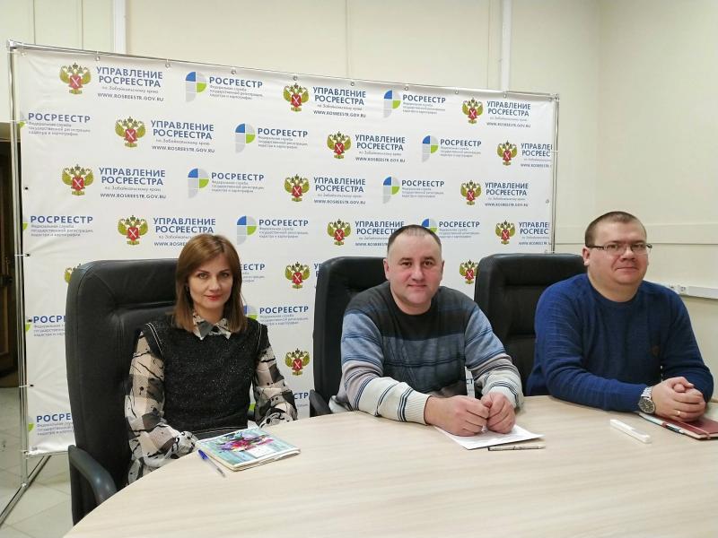 Госрегистраторы забайкальского Росреестра обучали специалистов МФЦ пользованию электронными услугами
