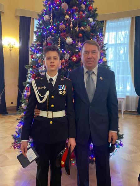 Медаль Совета Федерации вручили кадету московской школы № 2120 за спасение человека
