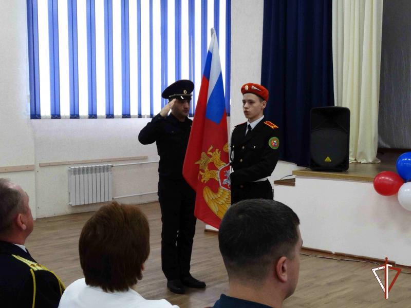 Офицер Росгвардии принял участие в церемонии посвящения в кадеты курганских школьников