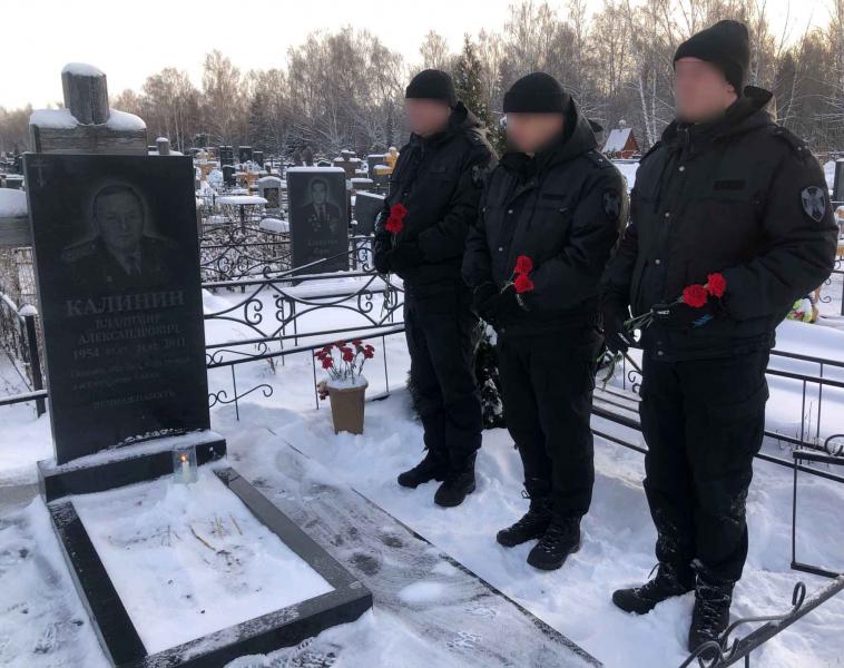 Сотрудники спецподразделения Росгвардии возложили цветы на могилу первого командира ОМОН В.А. Калинина
