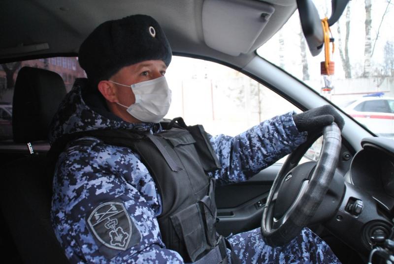 В Кирове росгвардейцы задержали подозреваемого в хранении наркотиков