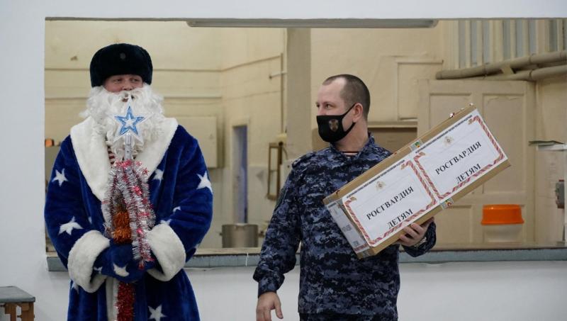 В Кирове Дед Мороз специального назначения поздравил подшефных ребят с Новым годом